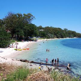 Dutchie's Sand & Sea Beach House - easy walk to the beach, Hotel in Nelson Bay