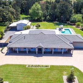 Coast and Country Estate - 15m Heated Pool and Minutes to Beach