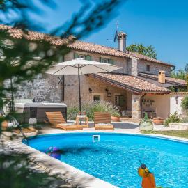 Villa Nonni-romantic stone house, hotel i Višnjan