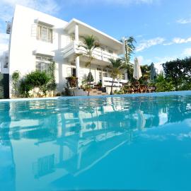 Villa Osumare Rootsy Beach front Guest House B&B, hotel in Flic-en-Flac