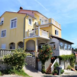 Apartments and rooms with parking space Lopar, Rab - 19238、ロパールのホテル