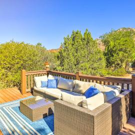 Mountain-View Deck: Bright Sedona Home, hotel a Sedona