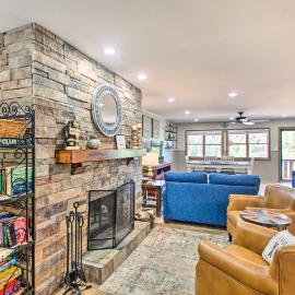 Red River में, होटल Main St Red River Ski Condo w/ Mountain View!