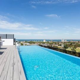 Rooftop infinity pool - St Kilda luxury, hotel in Melbourne