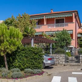 Apartments and rooms with parking space Baska, Krk - 19424, hotel en Baška