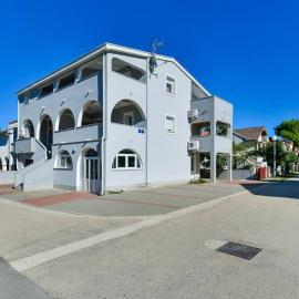 Apartments with parking space Sabunike, Zadar - 19430、プリヴラカのホテル