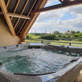 Villa Jacuzzi au pied de la Baie du Mont St Michel, ξενοδοχείο σε Genêts