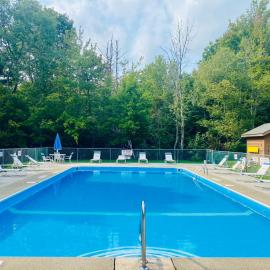 Redwood Retreat in Windham - Pool! Tennis!, Hotel in Windham
