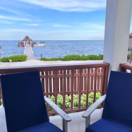 VeLento Oceanfront #4, hotel in Caye Caulker