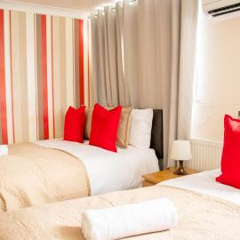 Spacious 5-Bedroom Home - Sleeps 11 & Free Parking