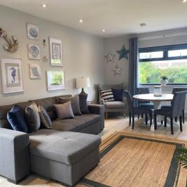 The Annexe Porthcawl Pet Friendly 2 Bedroom Flat with King Size bed bunk beds and sofa bed sleeps up to 5 people, hotel in Nottage