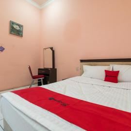RedDoorz near Silangit International Airport, hotel en Siborongborong