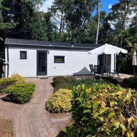 Fijn chalet in prachtige natuur met airconditioning, hotell i Doornspijk