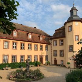 Private apartment in historic castle from 1608 with tenniscourt, hotell i Zeitlofs