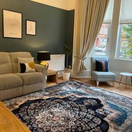 Victorian 3 BR main door flat, King size beds , large rooms
