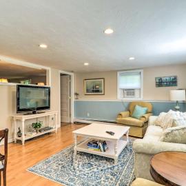 Quaint & Convenient! Cape Cod Apt Near Canal, hotel u gradu 'Bourne'