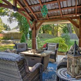 Charming Florence Getaway w/ Fireplace & Grill!, hotel in Florence