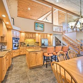 Charming, Spacious & Pet-Friendly Buena Vista Home, hotel in Buena Vista