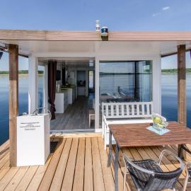 feststehendes Hausboot, hotel in Kolonie Zern