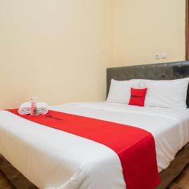 RedDoorz Syariah near Jembatan Merah Plaza, Hotel in Krembangan