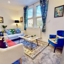 Funky 2 Bed (split level) Apartment in the Heart of Historic Rochester, hotel in Strood