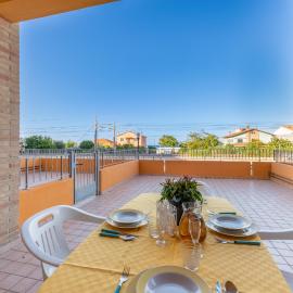 GuestHost - Apartment with Terrace & Parking near the Sea