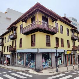 The Balcony House with FREE PARKING