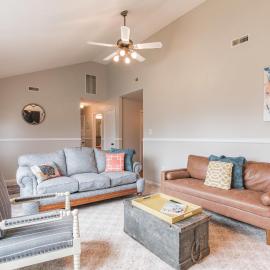 Serene single story, Grill, Fire Pit, fenced yard and Pet friendly stay, hotel in Cape May Court House