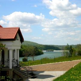 Noclegi Nad Jeziorem Myczkowieckim, hotel di Solina