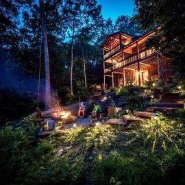 Red Apple Mountaintop cabin hot tub, WiFi, Pet friendly, Fireplace, pit, BEST VIEWS, hotel en Cherry Log