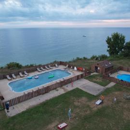 Lake Bluff Inn and Suites，南海文的飯店