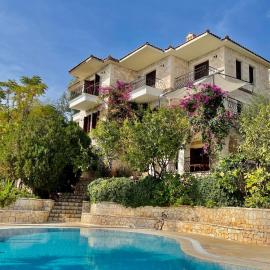 Romantic pool villa overlooking the islands