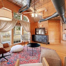 Hill Country Cabin with hot tub and dog friendly