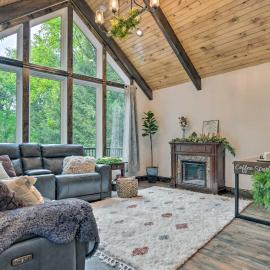 Pet-Friendly Delta Cabin w/ Private Hot Tub!, Hotel in Delta