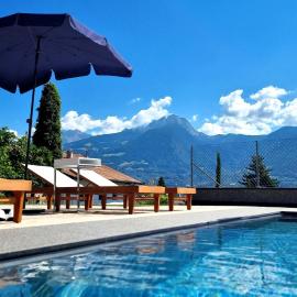MENA Guesthouse, hotel a Marlengo