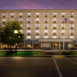 Best Western Riverfront Inn، فندق في Marinette