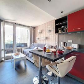 Appartement moderne rénové au pied des pistes avec balcon - FR-1-344-896