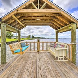 Family Getaway w/ Pier on Currituck Sound, viešbutis mieste Currituck