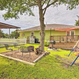 'The Gathering Place' Brenham Home on 6 Acres, khách sạn ở Brenham
