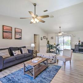 Bright Sebastian Home w/ Pool ~ 7 Mi to Beach!, hotel a Sebastian
