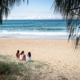 Coastal Getaway Across From Dicky Beach, hotel in Caloundra