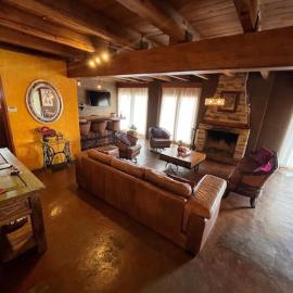Large cabin for 12 guests with 3 fireplaces, 4 bedrooms, 6 bathrooms, and 2 kitc
