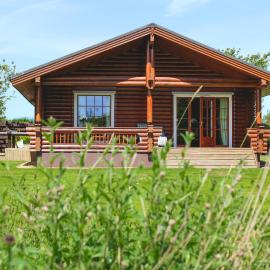 Tomatin - Luxury Two Bedroom Log Cabin with Hot Tub, hotel a Berwick-Upon-Tweed