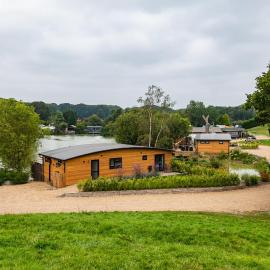 Sumners Ponds Fishery & Campsite – hotel w mieście Horsham
