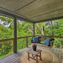 Cozy Clayton Cabin w/ Deck & Mountain Views!, hotel in Clayton