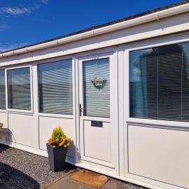 Chalet Ty Lilli Wen -Sleep 6- Pet friendly, Hotel in Kidwelly