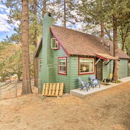 Wrightwood Cabin w/ Cozy Interior!, hotel en Wrightwood