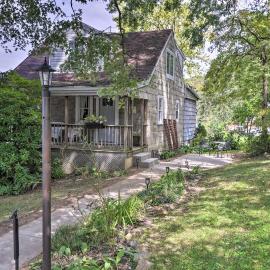 Enchanting Family House w/ Balcony < 3 Mi to WVU!, hotel en Morgantown