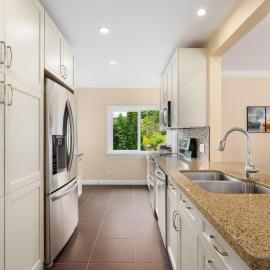 LOVELY 3 bedroom PORT MOODY spacious home 6 people free parking, hotel Port Moodyban