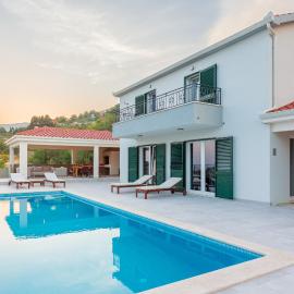 Secluded house - guaranteed privacy - heated pool, hotel in Klis